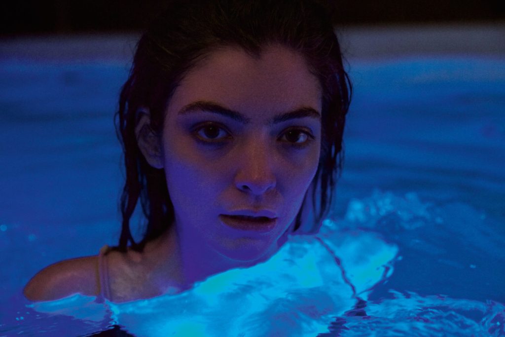 Melodrama của Lorde cũng chạm tới cảm giác lưng chừng giữa “cô bé” và “người đàn bà” mà Britney từng trải qua.