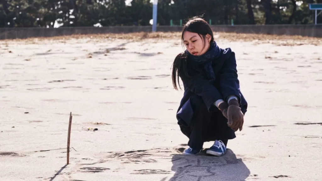 Kim Min Hee tiếp tục gắn bó Hong Sang Soo trong phim On the Beach at Night Alone.