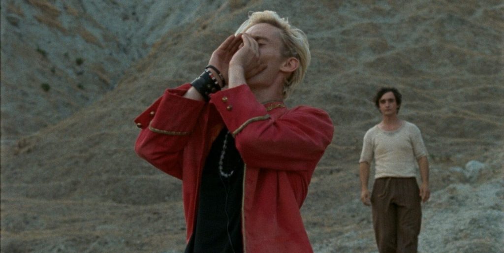 Nửa đầu phim Happy As Lazzaro xoay quanh mối quan hệ kỳ lạ giữa hai chàng trai Lazzaro (phải) và Tancredi (trái).