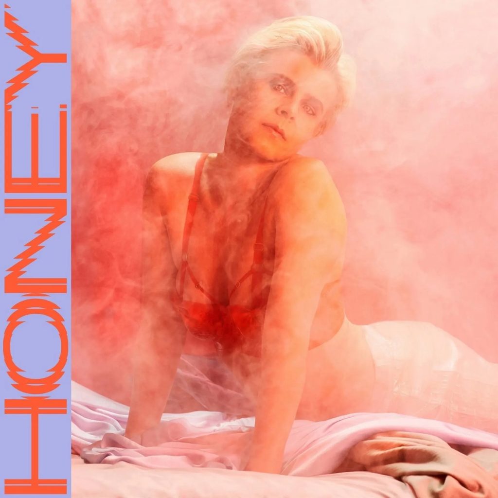 Album Honey của Robyn có nhiều điểm tương đồng với album Vulnicura của Björk phát hành năm 2016.