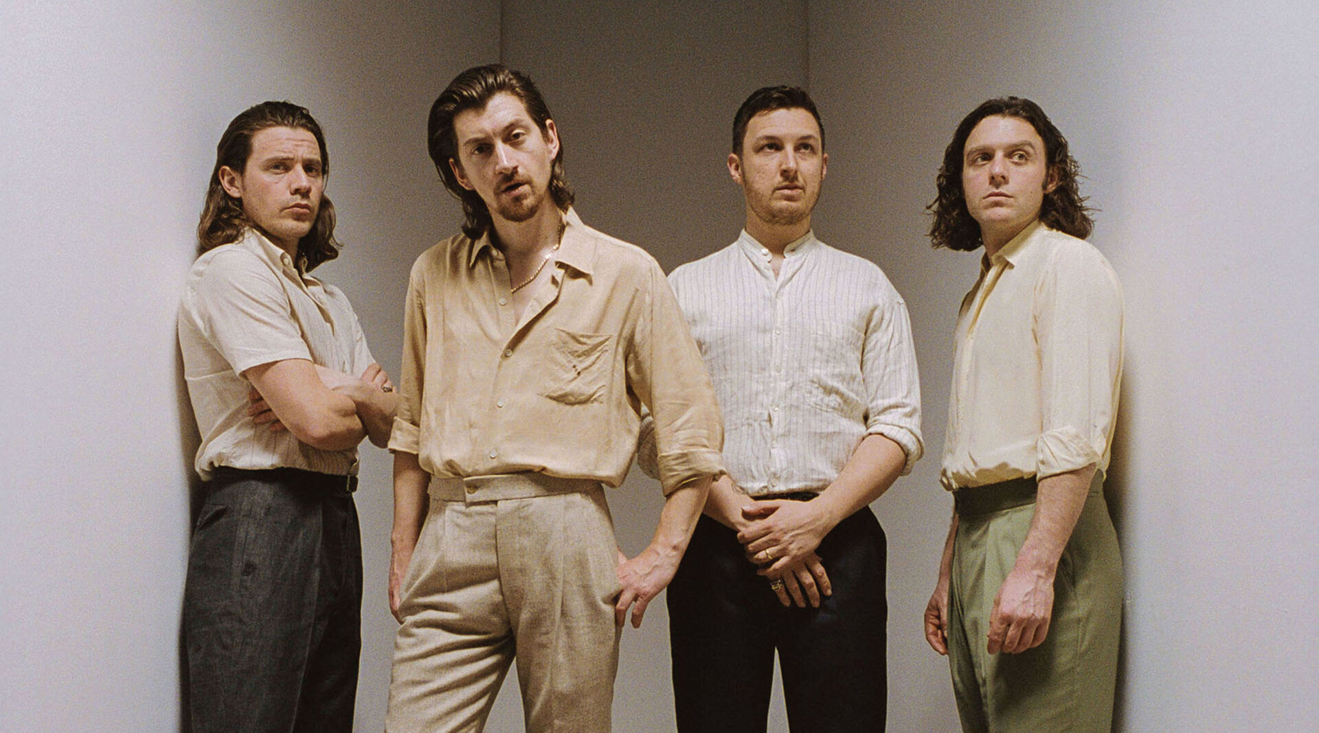 Album Tranquility Base Hotel & Casino không giống với bất kỳ điều gì Arctic Monkey từng thực hiện, nên có thể sẽ lạ lẫm đối với những khán giả trung thành của nhóm.
Album Tranquility Base Hotel & Casino không giống với bất kỳ điều gì Arctic Monkey từng thực hiện, nên có thể sẽ lạ lẫm đối với những khán giả trung thành của nhóm.