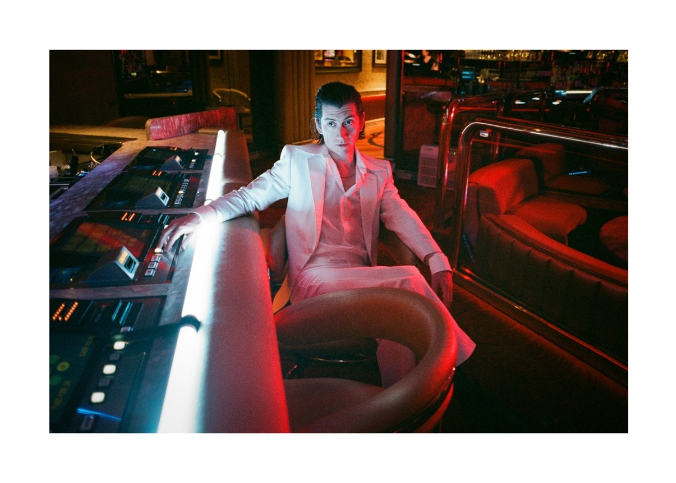 Đứng sau thành công của Arctic Monkeys luôn là trưởng nhóm Alex Turner. Các ca khúc trong album Tranquility Base Hotel & Casino cho thấy ngòi bút chắc chắn, trưởng thành của anh.