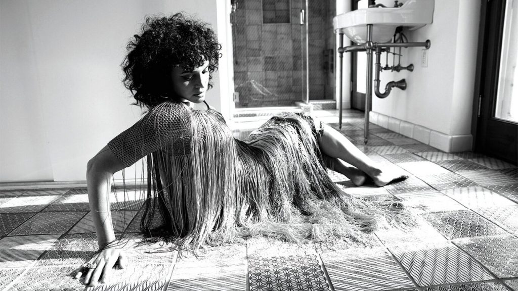 Bìa album Pick Me Up off the Floor là Norah Jones trong trang phục vũ hội, đang ở tư thế sõng soài trên sàn nhà.
