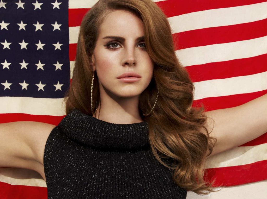  Lá cờ Mỹ cũng được sử dụng rất nhiều lần như một thứ trang sức không thể thiếu của Lana Del Rey 