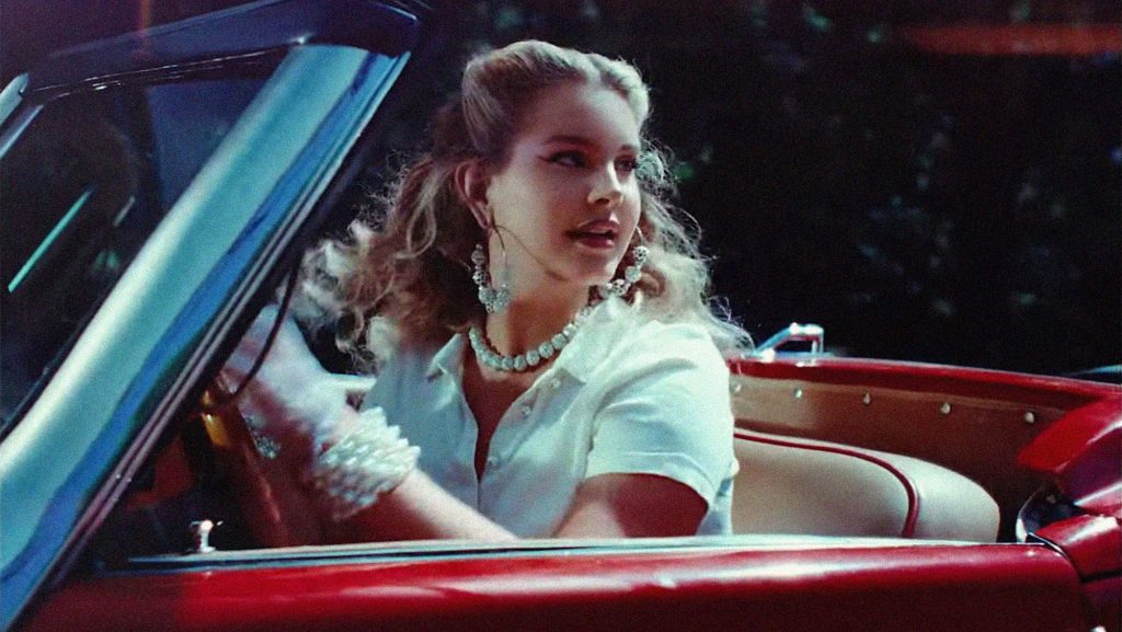 Trong ‘Chemtrails Over the Country Club’, Lana Del Rey hóa thân thành Laura Dern trong 'Wild At Heart'.