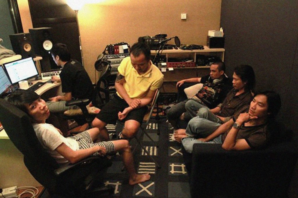 Các thành viên của nhóm indie Việt - Quái Vật Tí Hon trong phòng thu.