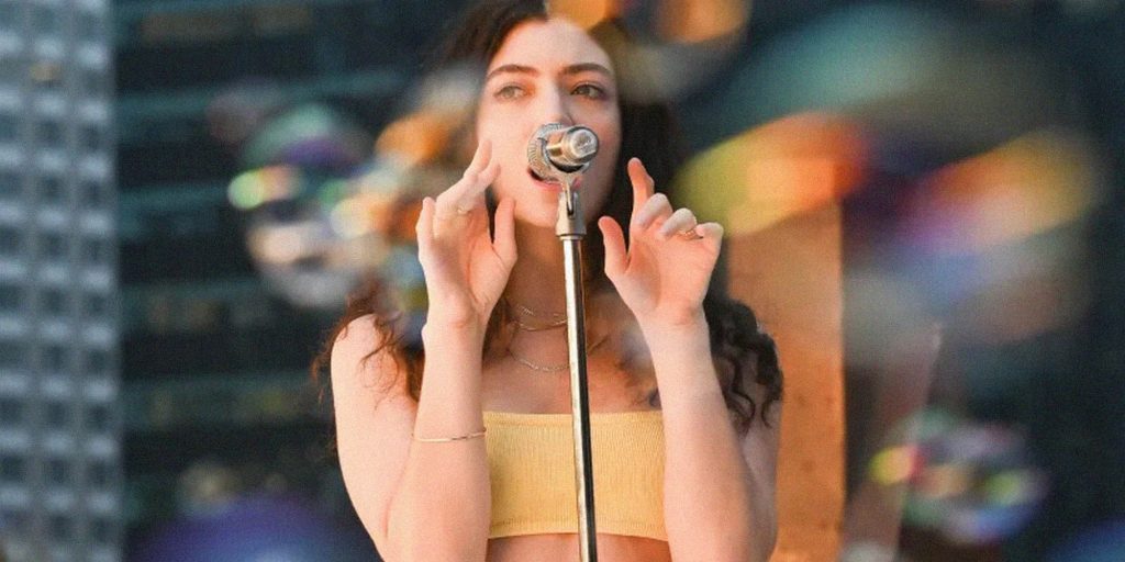 “Solar Power” là album phòng thu thứ ba của Lorde.