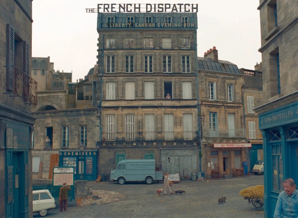 Bối cảnh phim The French Dispatch là thị trấn Ennui giả tưởng.