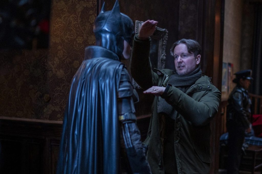 Đạo diễn kiêm đồng biên kịch là Matt Reeves chỉ đạo Robert Pattinson – vai Người Dơi – trên phim trường phim The Batman.