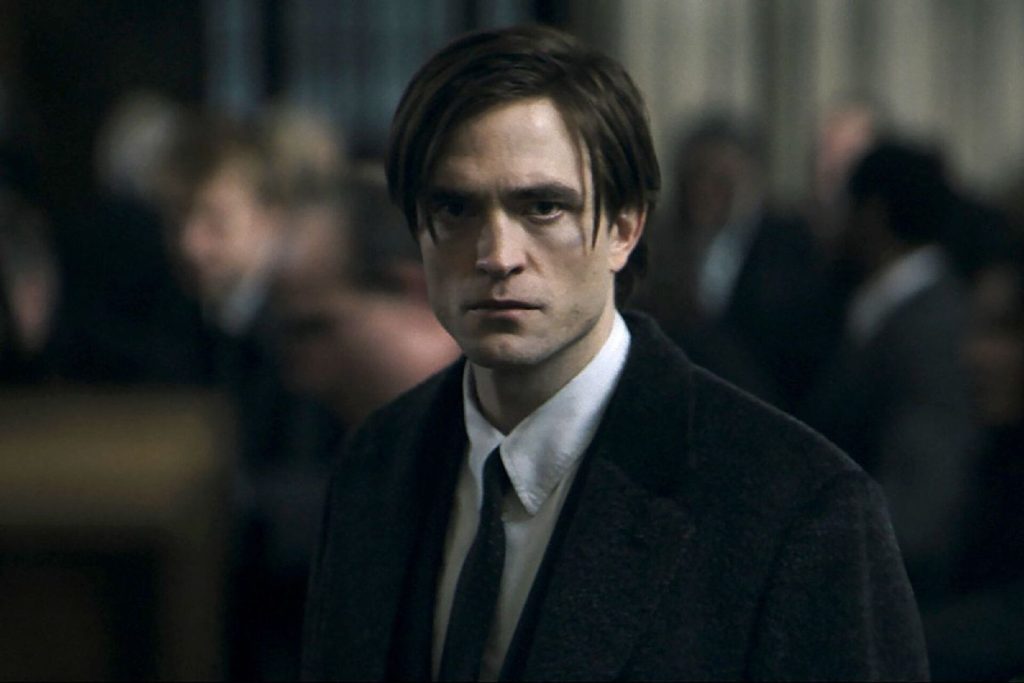 Tạo hình của tài tử Robert Pattinson trước và sau khi khoác áo Người Dơi trong phim The Batman.