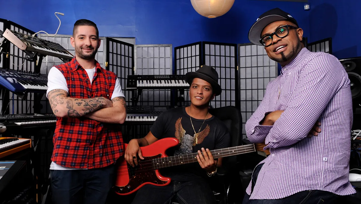 Trước khi phát triển sự nghiệp Bruno Mars thành lập nhóm sản xuất Smeezingtons gồm ba thành viên.