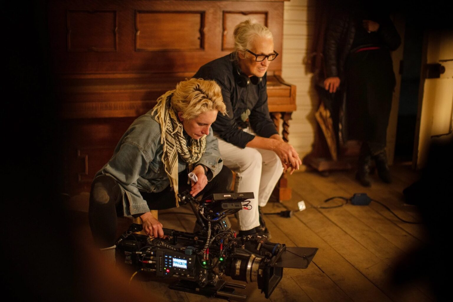 Nữ đạo diễn Jane Campion và quay phim đang trao đổi để có được khoảnh khắc đẹp. 