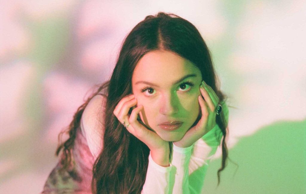Olivia Rodrigo nổi như cồn nhờ bản hit Drivers License.