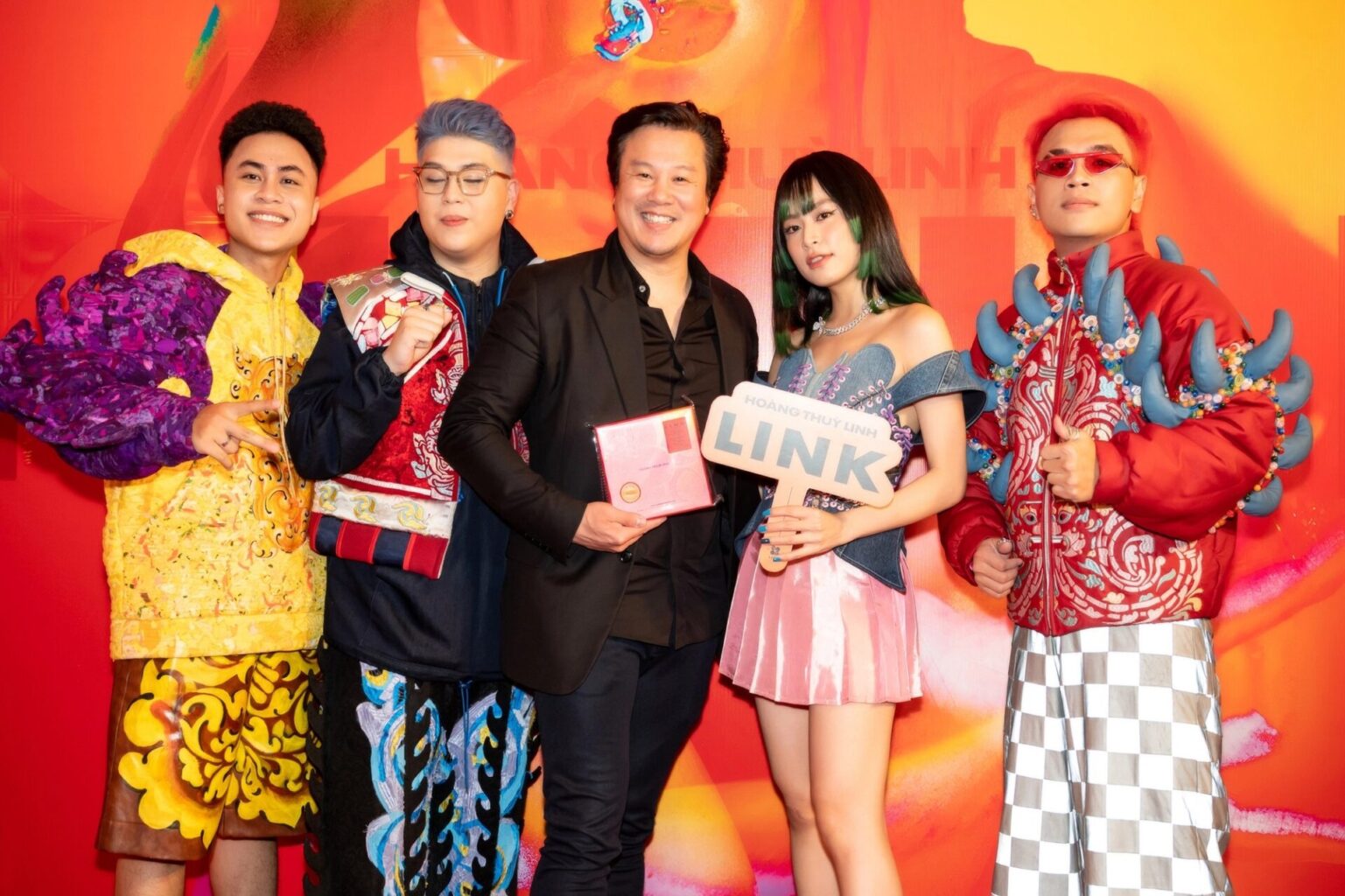 Hoàng Thùy Linh và DTAP, Thanh Bùi. Đặc biệt, DTAP là nhóm sản xuất đóng vai trò quan trọng trong album Link. 