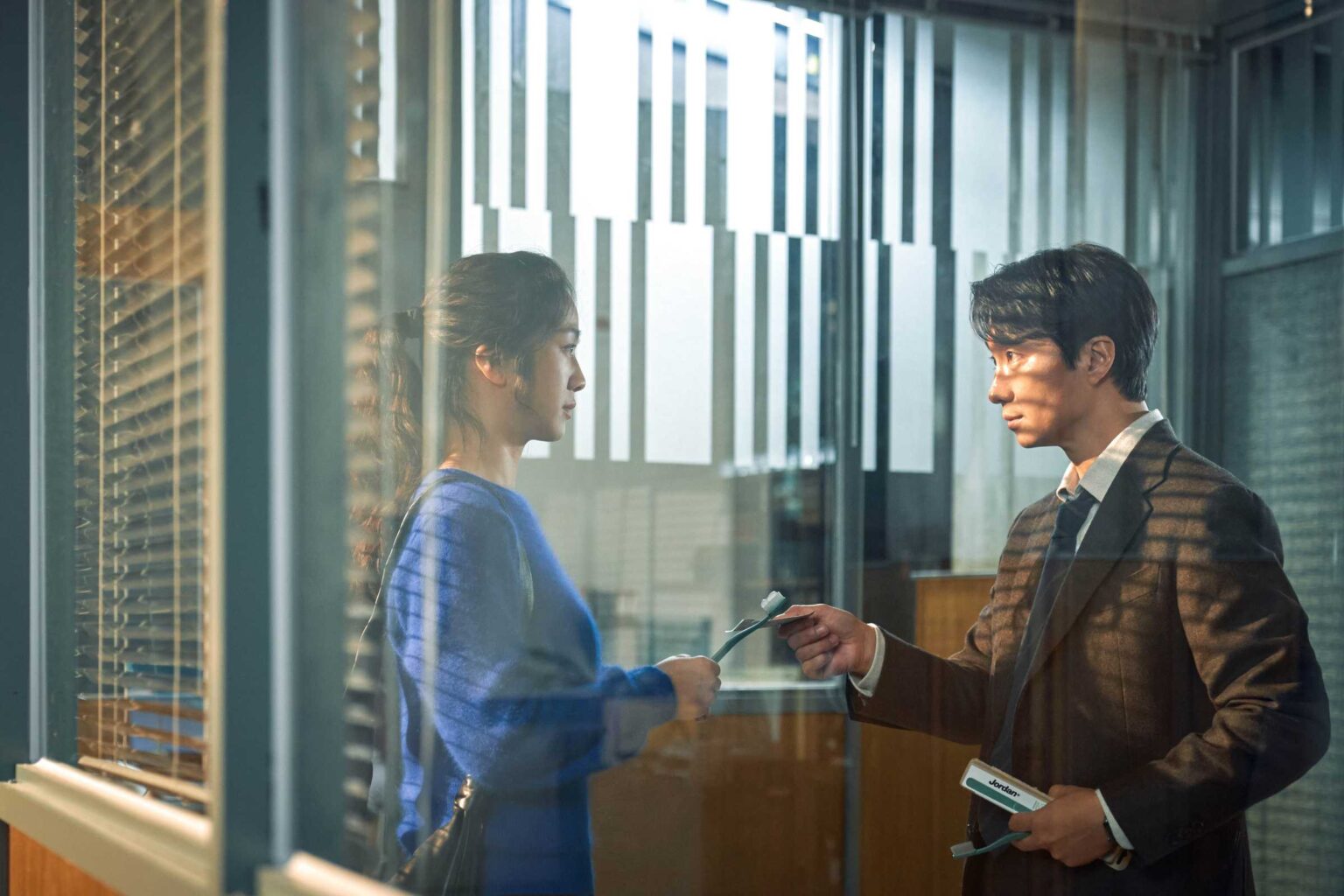 Đạo diễn Park Chan Wook gây bất ngờ bằng cách tạo nhiều nút thắt để dẫn dắt câu chuyện của hai nhân vật chính.