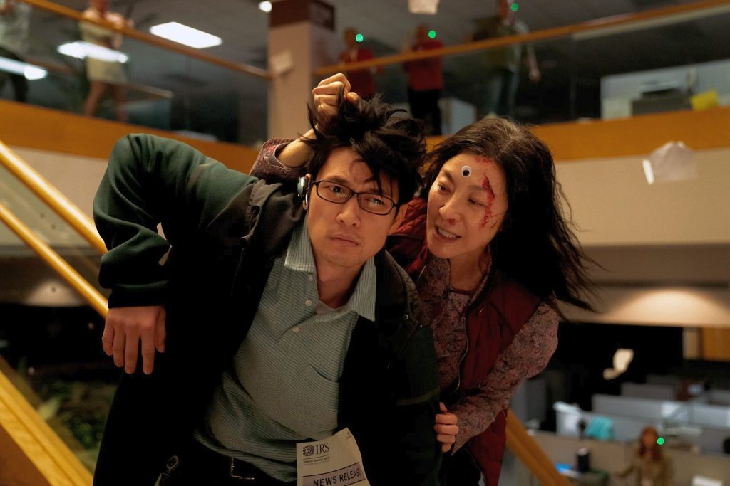 Dương Tử Quỳnh hóa thân vào nhiều phiên bản Evelyn ở các vũ trụ khác nhau trong Everything Everywhere All at Once.