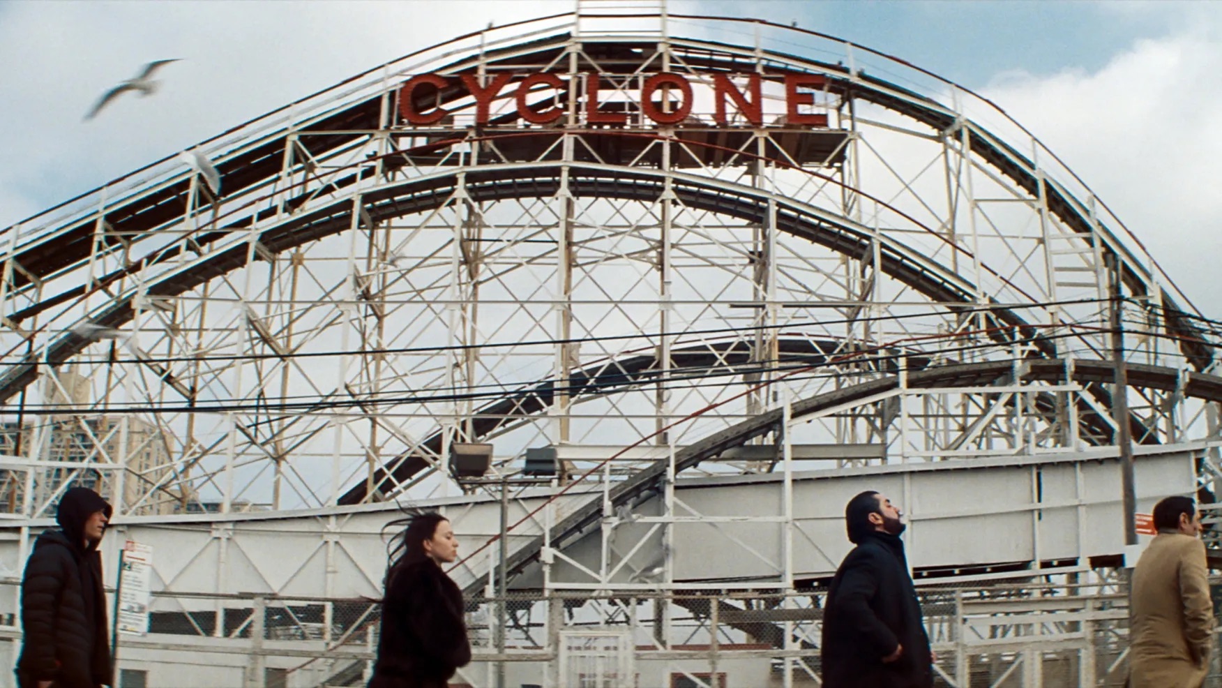 Anora không tô vẽ cuộc sống mà rất đời.