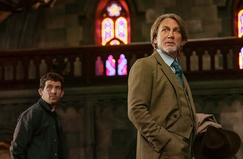 Thám tử lừng danh Benoit Blanc cũng có lúc suy sụp trong phim Kẻ đâm lén 3.